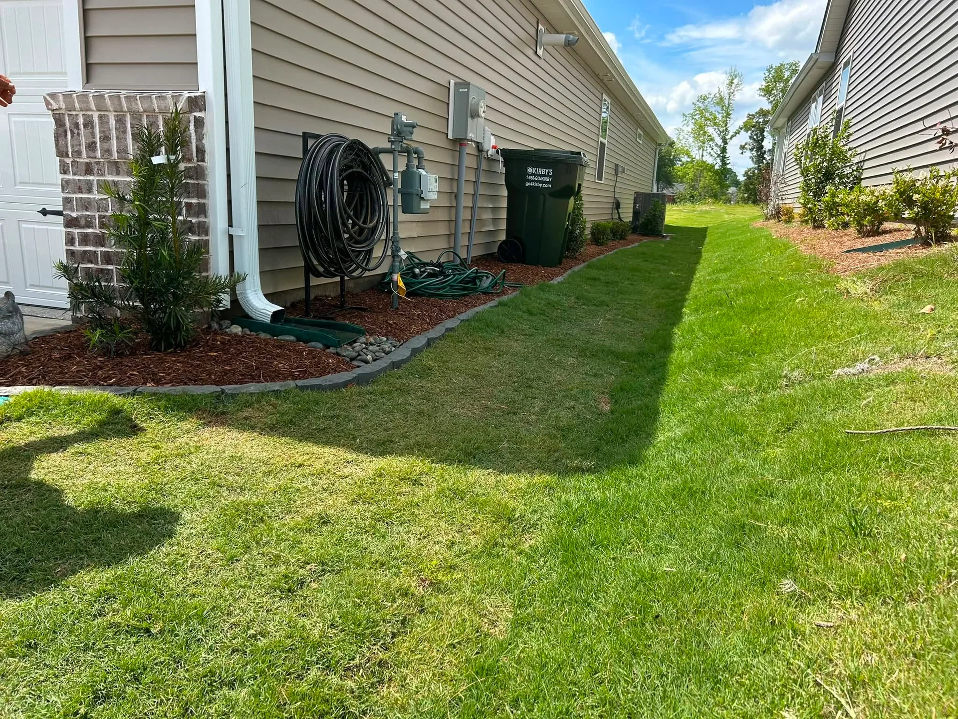 Paver edged foundation bed sod side yard sc.c1410af7